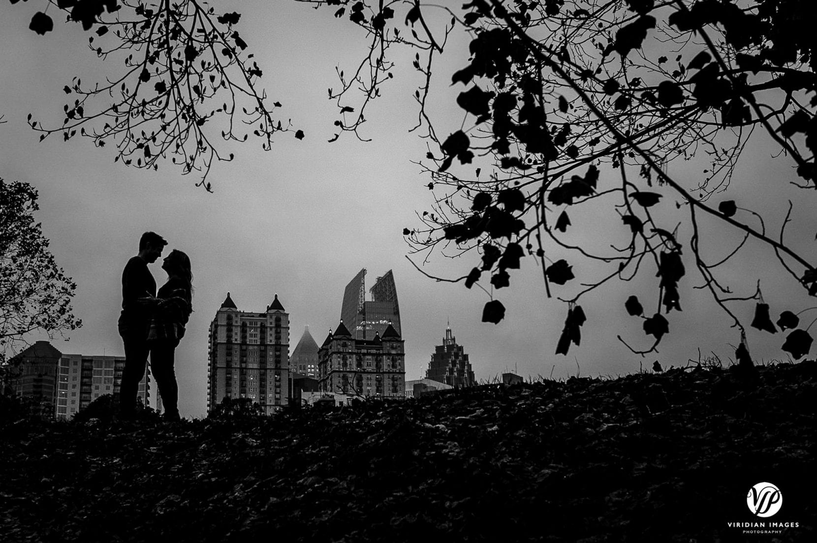 couple embrace silhouette black and white city skyline